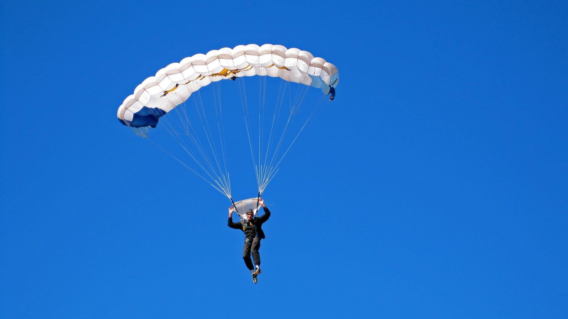 开云体育移动版-《电竞主播明星光环：从游戏到广告代言》，电竞主播kh